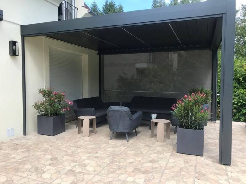 Pergolas design, pose murale ou libre : pergola aluminium design installée dans les yvelines. Wilco Yvelines 78