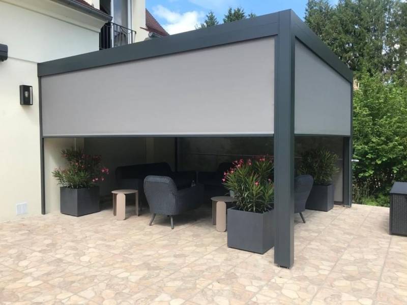 Pergolas design, pose murale ou libre : pergola bioclimatique alu avec store, installée dans les yvelines. Wilco Yvelines 78