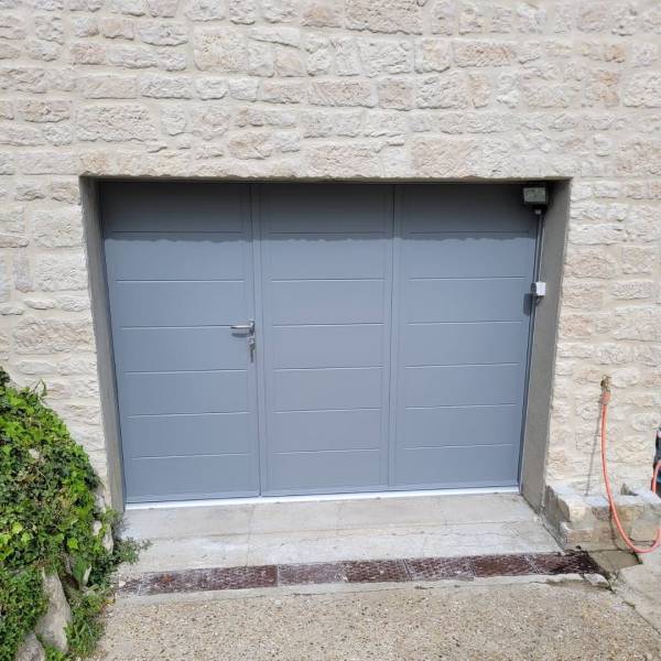 Porte de garage battante alu : porte de garage battante aluminium sib bleu clair. Wilco Yvelines 78