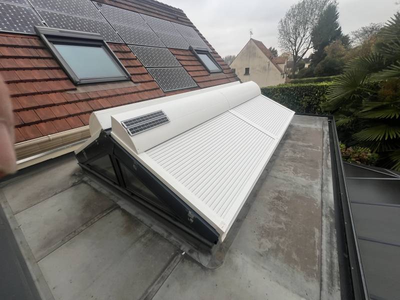 Volets roulants de véranda : volet roulant solaire rolax bubendorff installé sur un toit de véranda. Wilco Yvelines 78